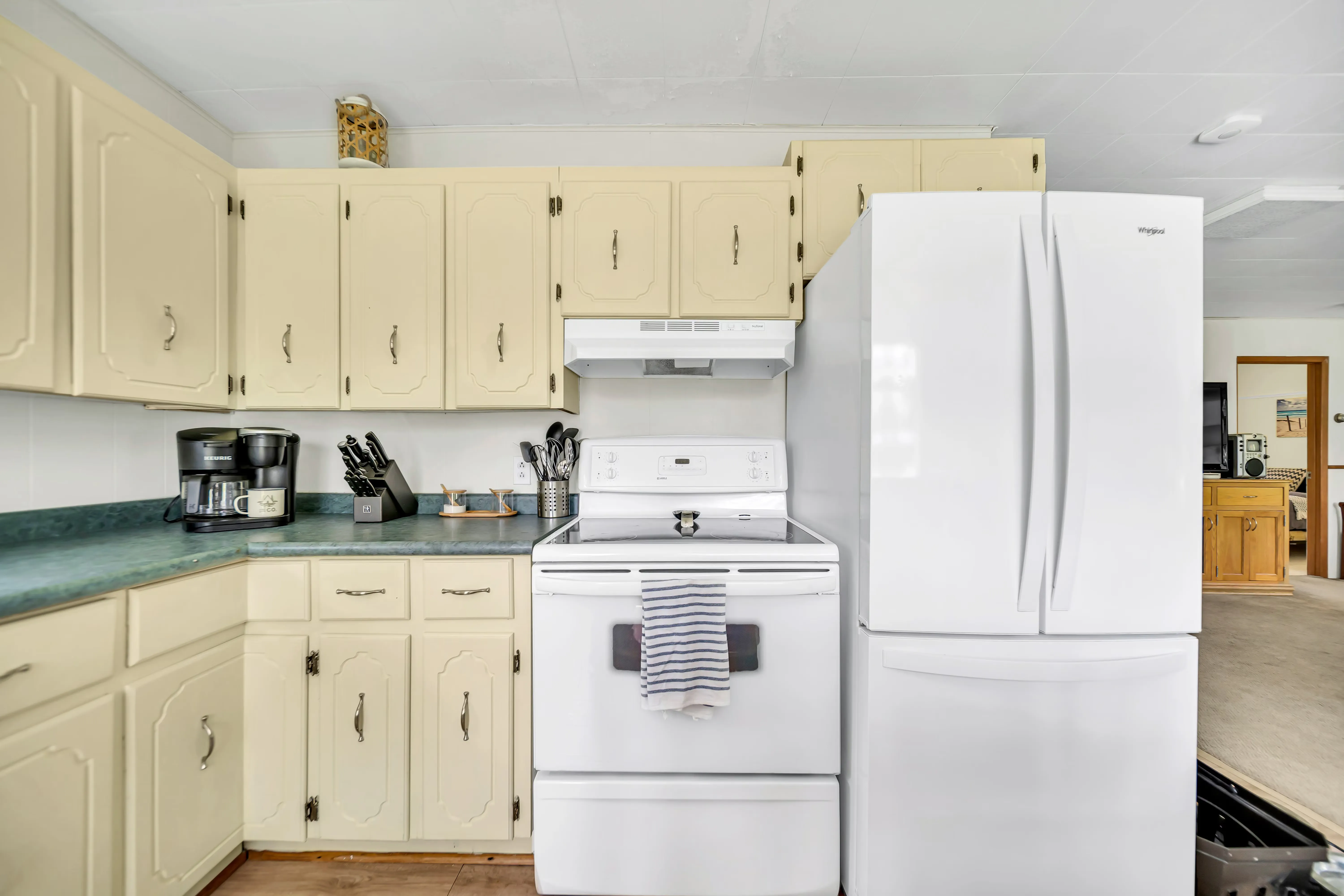 J Arts 360 View — interior property photo